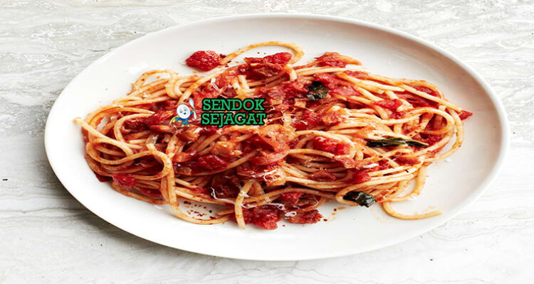 Pasta all’Amatriciana spaghetti guanciale renyah saus tomat pecorino romano basilico piring Roma Italia