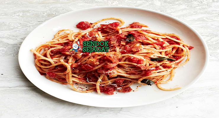 Pasta all’Amatriciana spaghetti guanciale renyah saus tomat pecorino romano basilico piring Roma Italia