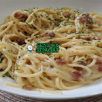 Pasta alla Gricia spaghetti guanciale renyah pecorino romano lada hitam piring Roma Italia
