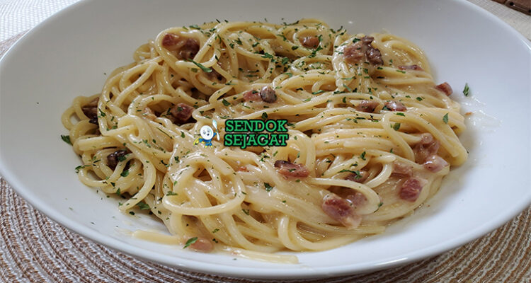 Pasta alla Gricia spaghetti guanciale renyah pecorino romano lada hitam piring Roma Italia