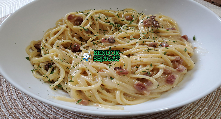 Pasta alla Gricia spaghetti guanciale renyah pecorino romano lada hitam piring Roma Italia