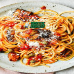 Pasta alla Norma spaghetti terong goreng saus tomat ricotta salata basilico piring Sisilia Italia