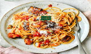 Pasta alla Norma spaghetti terong goreng saus tomat ricotta salata basilico piring Sisilia Italia