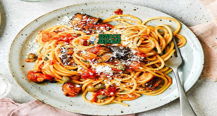 Pasta alla Norma spaghetti terong goreng saus tomat ricotta salata basilico piring Sisilia Italia