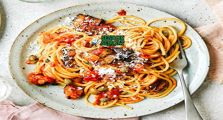 Pasta alla Norma spaghetti terong goreng saus tomat ricotta salata basilico piring Sisilia Italia