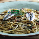 Pasta con le Sarde spaghetti sardin saus tomat kismis pinoli pecorino romano basilico piring Sisilia Italia