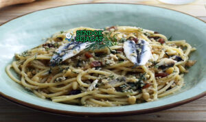 Pasta con le Sarde spaghetti sardin saus tomat kismis pinoli pecorino romano basilico piring Sisilia Italia