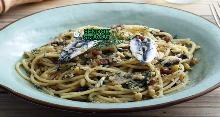 Pasta con le Sarde spaghetti sardin saus tomat kismis pinoli pecorino romano basilico piring Sisilia Italia