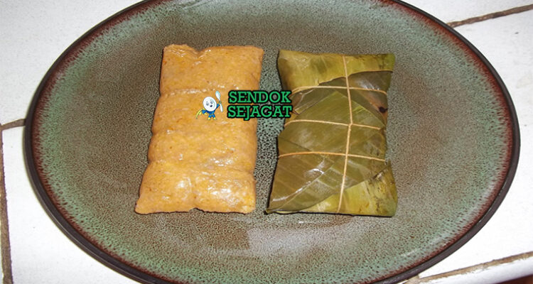 Pasteles khas Puerto Rico, tamales daun pisang isi daging manis gurih, disajikan panas dengan nasi habichuelas salsa criolla, hidangan Natal autentik