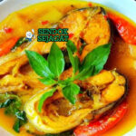 Pindang Ikan Patin kuah kuning cerah ikan patin empuk belimbing wuluh cabe rawit nasi sambal tempoyak kerupuk Palembang