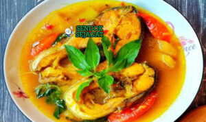 Pindang Ikan Patin kuah kuning cerah ikan patin empuk belimbing wuluh cabe rawit nasi sambal tempoyak kerupuk Palembang