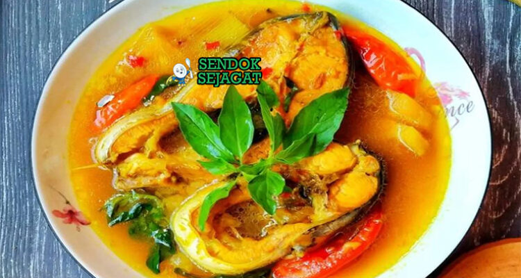 Pindang Ikan Patin kuah kuning cerah ikan patin empuk belimbing wuluh cabe rawit nasi sambal tempoyak kerupuk Palembang