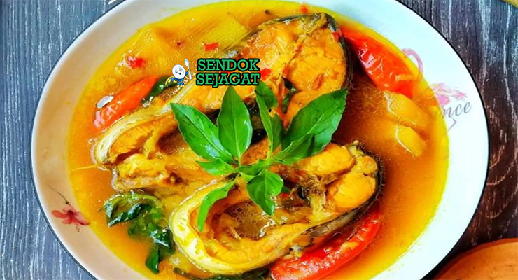 Pindang Ikan Patin kuah kuning cerah ikan patin empuk belimbing wuluh cabe rawit nasi sambal tempoyak kerupuk Palembang