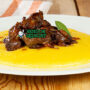Polenta e Osei polenta kuning lembut burung puyuh panggang sage rosemary jus panggangan piring Bergamo