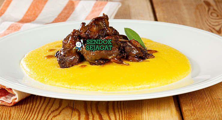 Polenta e Osei polenta kuning lembut burung puyuh panggang sage rosemary jus panggangan piring Bergamo