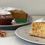 Quandong Cake sponge lembut compote quandong tart whipped cream macadamia tabur piring Australia