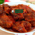 Rabo Encendido khas Kuba, ekor sapi empuk lumer kuah merah kental tomat rempah, disajikan panas dengan nasi maduros avocado, sajian Havana autentik