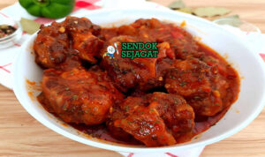 Rabo Encendido Khas Kuba – Ekor Sapi Rebus Gurih Pedas Havana Rabo Encendido khas Kuba, ekor sapi empuk lumer kuah merah kental tomat rempah, disajikan panas dengan nasi maduros avocado, sajian Havana autentik