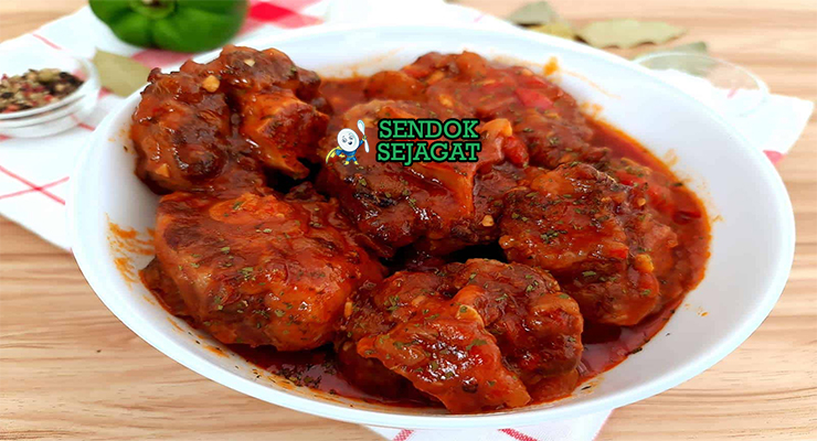 Rabo Encendido khas Kuba, ekor sapi empuk lumer kuah merah kental tomat rempah, disajikan panas dengan nasi maduros avocado, sajian Havana autentik