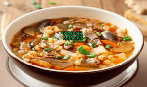 Rassolnik Asam Gurih Khas Rusia Rassolnik sup barley kuah bening acar timun asin daging wortel kentang dill sour cream roti rye