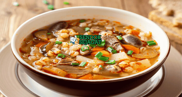 Rassolnik sup barley kuah bening acar timun asin daging wortel kentang dill sour cream roti rye