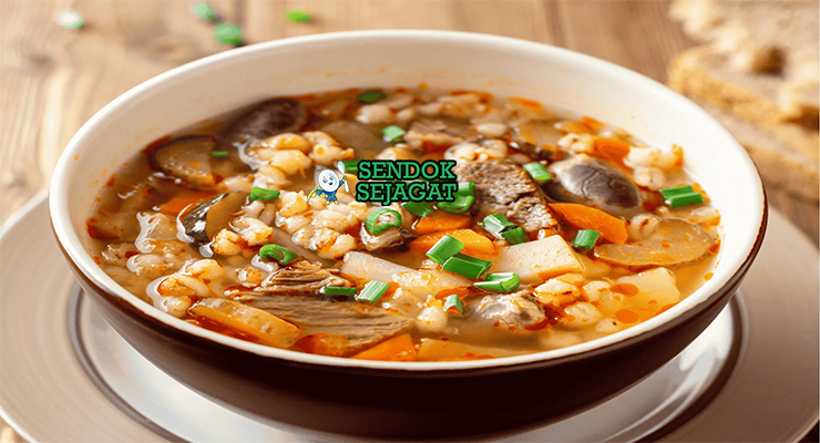 Rassolnik sup barley kuah bening acar timun asin daging wortel kentang dill sour cream roti rye