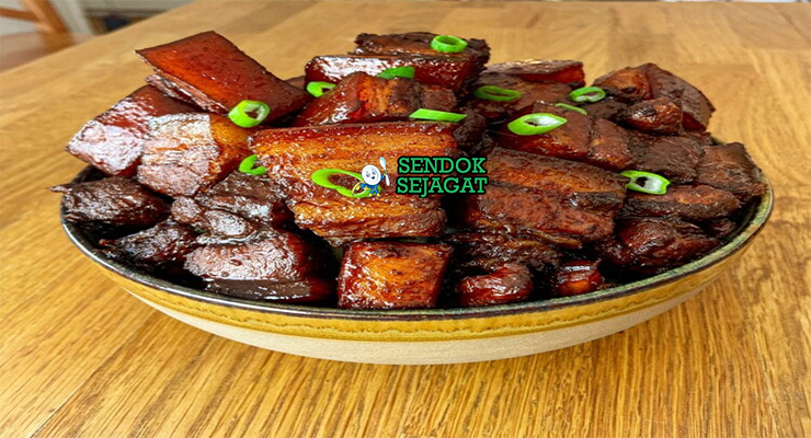 Red Braised Pork hong shao rou pork belly kuah karamel merah mengkilap star anise nasi pak choy