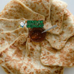 Rghaif Msemen roti lapis tipis renyah golden madu teh mint piring Maroko