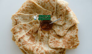 Rghaif Msemen roti lapis tipis renyah golden madu teh mint piring Maroko
