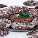 Rum Balls khas Australia, bola cokelat krim rum manis gurih taburan kelapa parut, disajikan dingin sebagai camilan Natal autentik