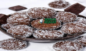 Rum Balls khas Australia, bola cokelat krim rum manis gurih taburan kelapa parut, disajikan dingin sebagai camilan Natal autentik