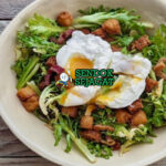 Salade Lyonnaise frisée hijau bacon lardons telur poched lumer vinaigrette mustard croutons roti