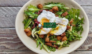 Salade Lyonnaise Gurih Lumer Khas Prancis Salade Lyonnaise frisée hijau bacon lardons telur poched lumer vinaigrette mustard croutons roti