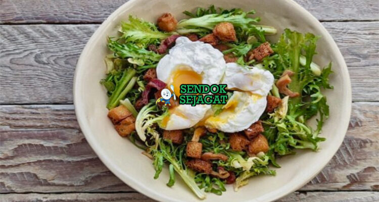 Salade Lyonnaise frisée hijau bacon lardons telur poched lumer vinaigrette mustard croutons roti