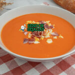 Salmorejo khas Córdoba, sup dingin tomat creamy halus dengan topping telur rebus jamón serrano minyak zaitun, sajian tapas Andalusia autentik