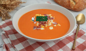 Salmorejo Khas Córdoba – Sup Dingin Tomat Creamy Andalusia Salmorejo khas Córdoba, sup dingin tomat creamy halus dengan topping telur rebus jamón serrano minyak zaitun, sajian tapas Andalusia autentik