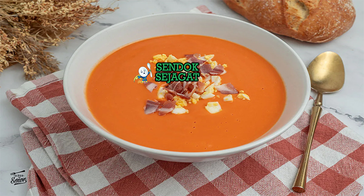 Salmorejo khas Córdoba, sup dingin tomat creamy halus dengan topping telur rebus jamón serrano minyak zaitun, sajian tapas Andalusia autentik