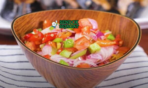 Sambal Dabu-Dabu Segar Pedas Khas Manado Sambal Dabu-Dabu mentah cabai rawit tomat bawang merah kemangi jeruk nipis nasi tinutuan ikan asin Manado