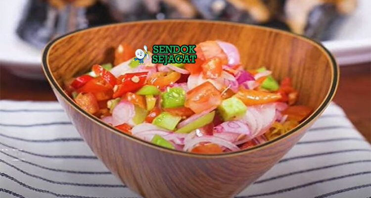 Sambal Dabu-Dabu mentah cabai rawit tomat bawang merah kemangi jeruk nipis nasi tinutuan ikan asin Manado