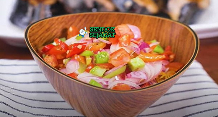 Sambal Dabu-Dabu mentah cabai rawit tomat bawang merah kemangi jeruk nipis nasi tinutuan ikan asin Manado