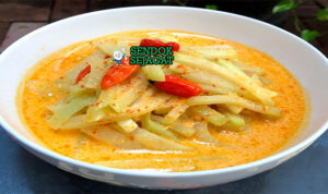 Sambal Goreng Labu Siam kuah santan kuning labu siam iris cabe merah nasi telur dadar tempe kerupuk lalapan