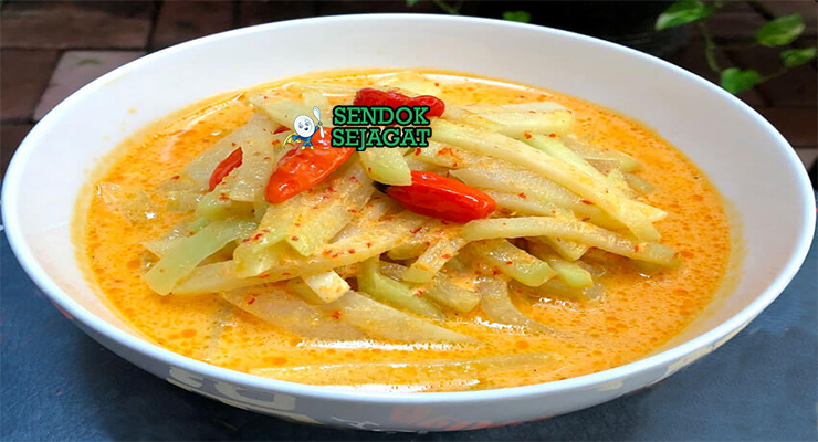 Sambal Goreng Labu Siam kuah santan kuning labu siam iris cabe merah nasi telur dadar tempe kerupuk lalapan