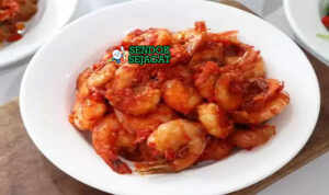 Sambal Goreng Udang kuah santan kuning udang besar cabe merah utuh nasi rendang sambal kerupuk
