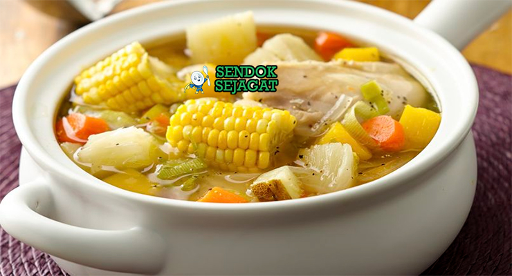 Sancocho de Gallina khas Panama, sup ayam kampung kental hijau culantro achiote sayur ubi jagung kentang, disajikan panas dengan nasi tortilla limón