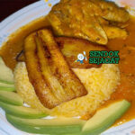 Seco de Pollo ayam empuk kuah hijau cilantro bawang paprika nasi putih patacones alpukat piring Ekuador