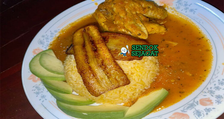 Seco de Pollo ayam empuk kuah hijau cilantro bawang paprika nasi putih patacones alpukat piring Ekuador
