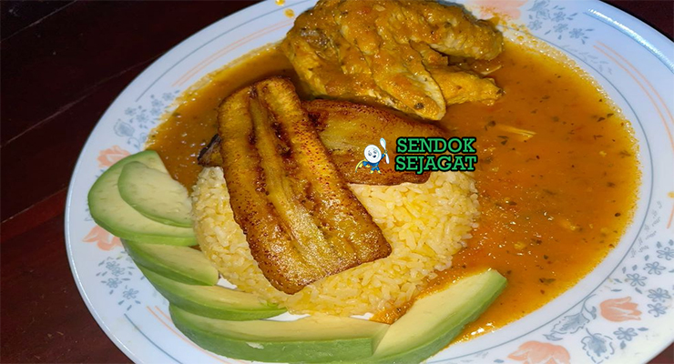 Seco de Pollo ayam empuk kuah hijau cilantro bawang paprika nasi putih patacones alpukat piring Ekuador