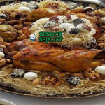 Seffa Medfouna vermicelli ayam manis kayu manis almond tabur gula halus roti khobz piring Maroko