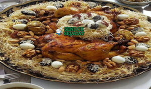 Seffa Medfouna vermicelli ayam manis kayu manis almond tabur gula halus roti khobz piring Maroko