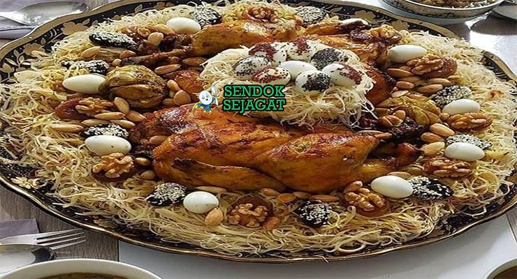 Seffa Medfouna vermicelli ayam manis kayu manis almond tabur gula halus roti khobz piring Maroko